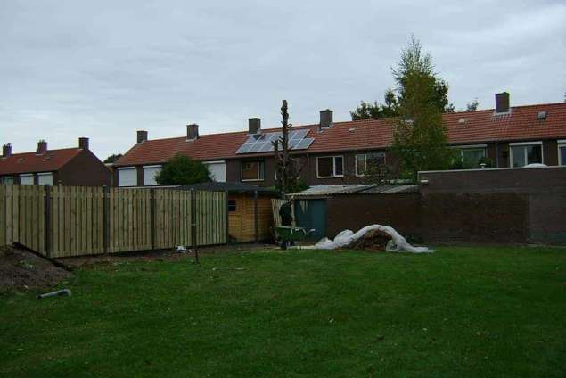 monteren en afwerken schutting tuinmuur. boxtel liempde zetten en ingraven en betonpalen voor een schutting